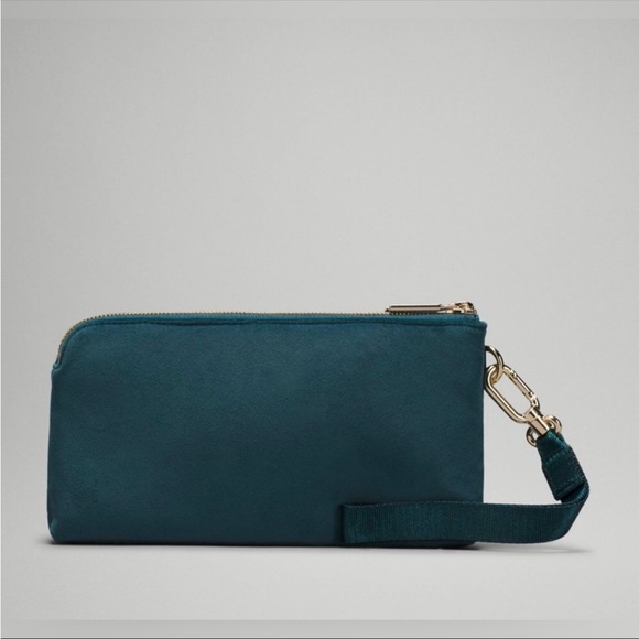 🎉🔥HOST PICK🔥🎉LULULEMON CURVED WRISTLET
VELOUR 🌸TEAL COLOUR - Picture 5 of 9
